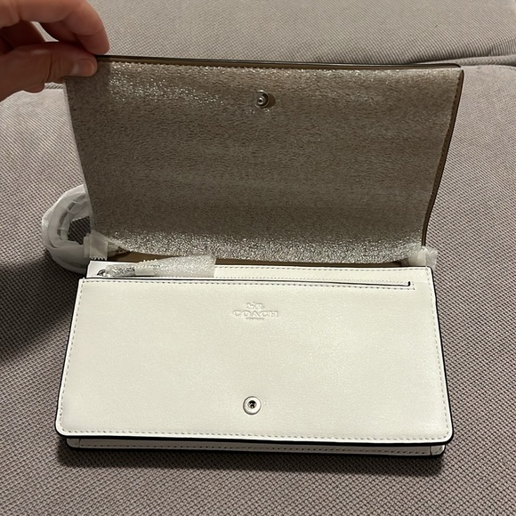 Authentic Coach crossbody , never used will come just as pictured - Picture 3 of 4